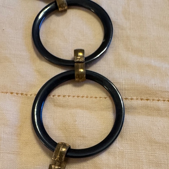 Elegant Black and Gold Circle Link Necklace - Picture 4 of 10